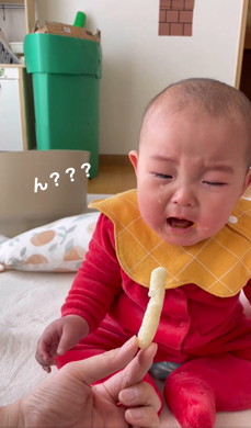 初めてお菓子食べる赤ちゃん