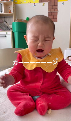 初めてお菓子食べる赤ちゃん