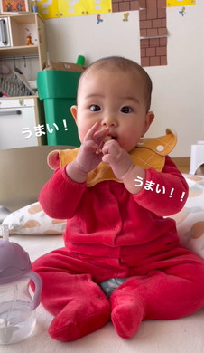 初めてお菓子食べる赤ちゃん