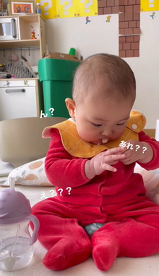 初めてお菓子食べる赤ちゃん