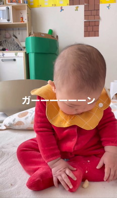 初めてお菓子食べる赤ちゃん