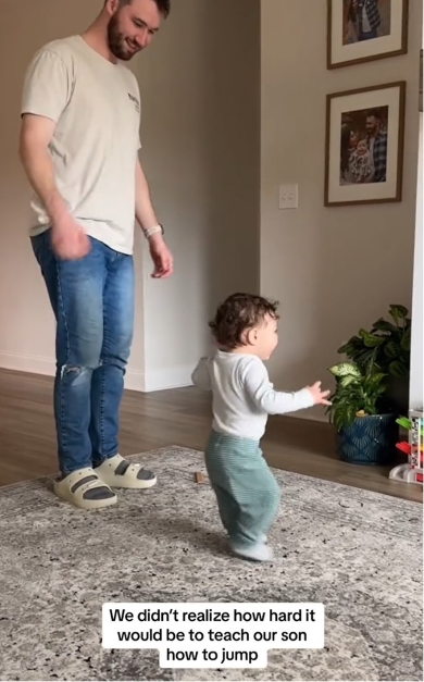 パパが見守る中ジャンプしているつもりの赤ちゃん