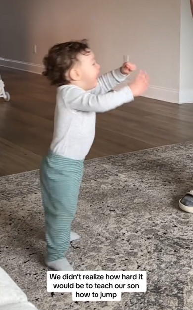 ジャンプしているつもりの赤ちゃん