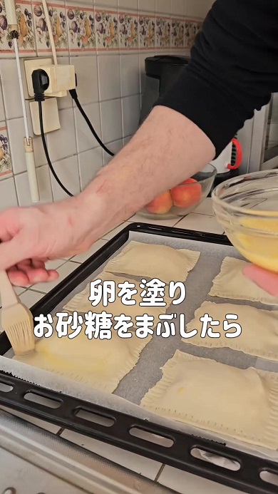 フランス人の夫による「逆さアップルパイ」の調理工程