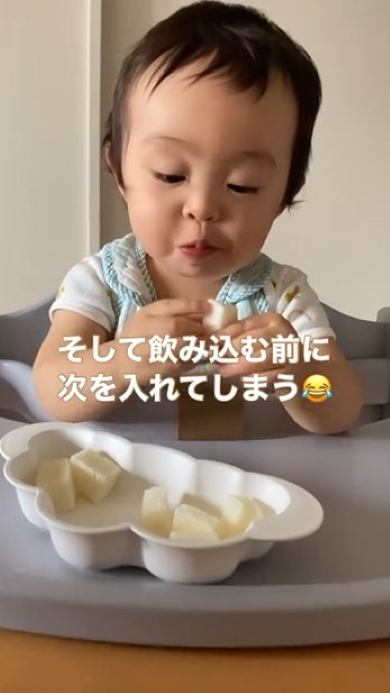 パンを食べる男の子