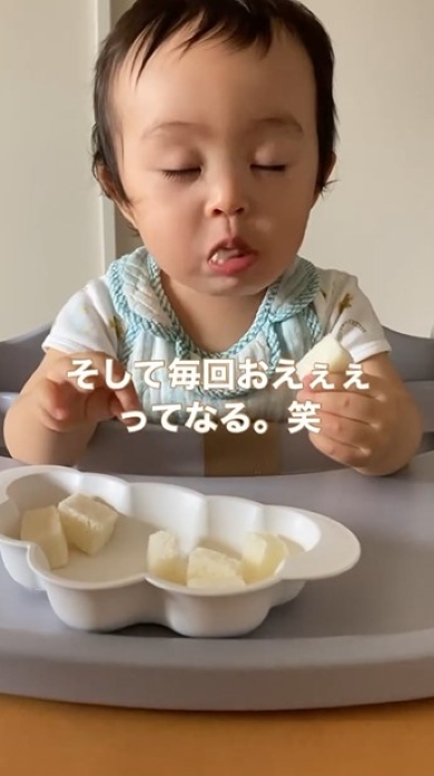 パンを詰まらせる男の子