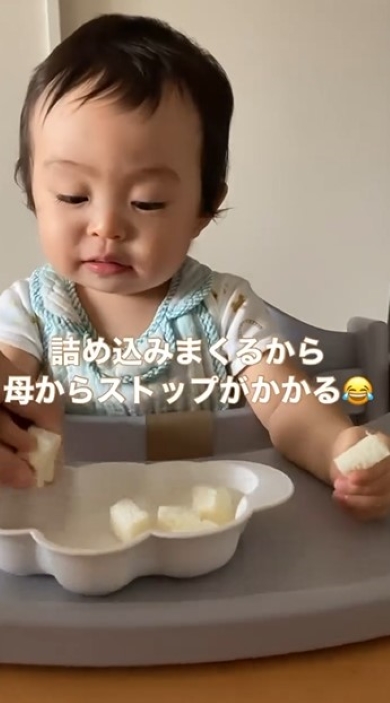 パンをつかむ男の子