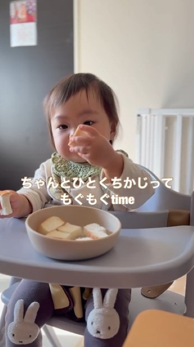 パンを食べる男の子