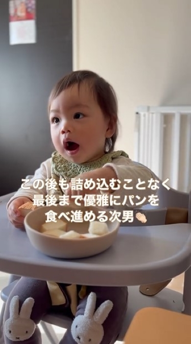 パンを食べる男の子
