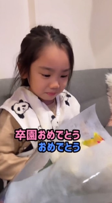 花束をもらう女の子