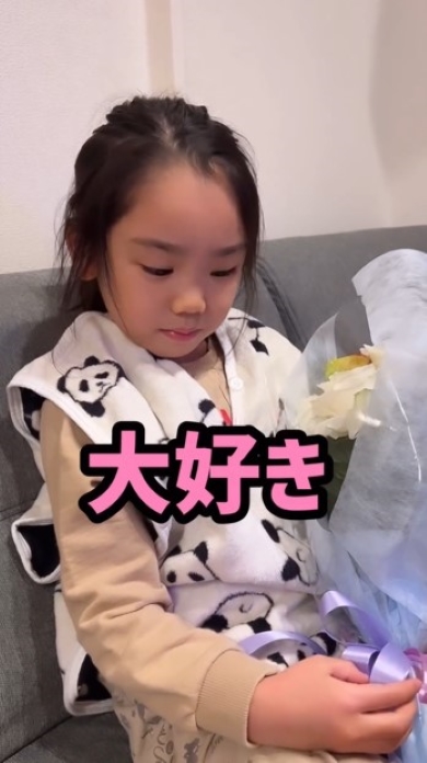 花束を見つめる女の子