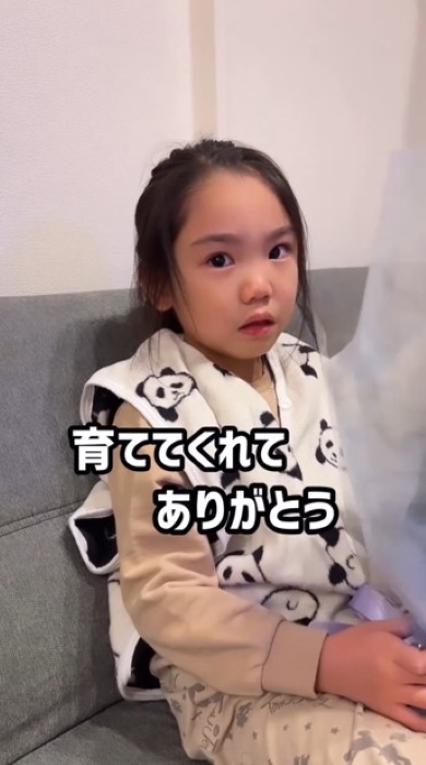 涙をこらえる女の子