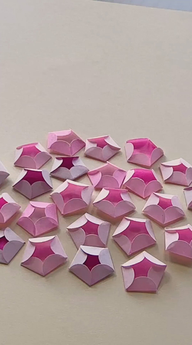 開く前の折り紙の花