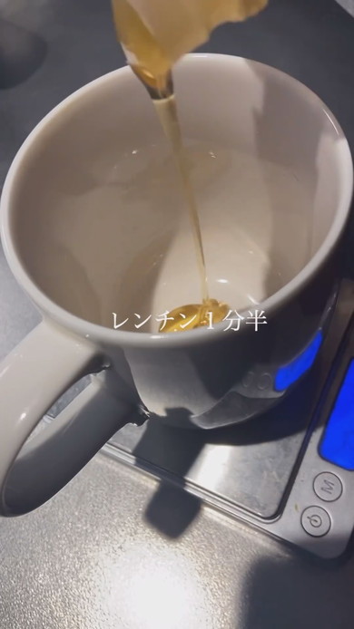 1分半のレンジ加熱でできるマグカップケーキの調理工程