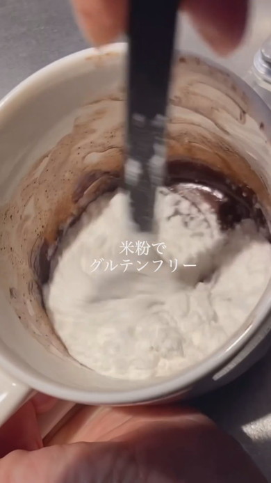 1分半のレンジ加熱でできるマグカップケーキの調理工程