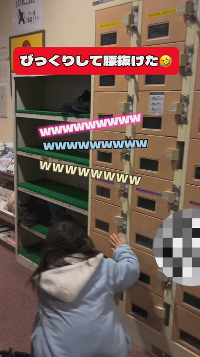 シューズロッカーの前で靴をどこに入れようか悩んでいる女の子