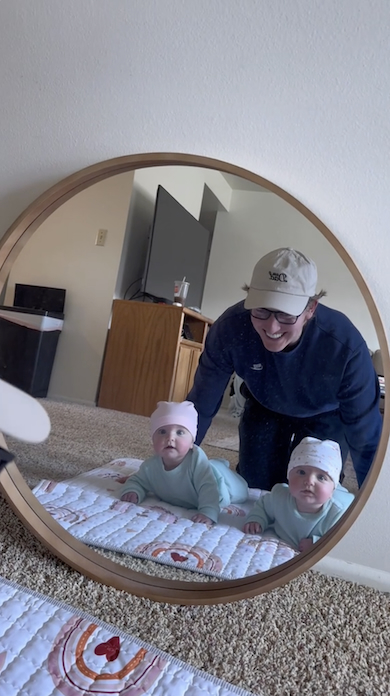 双子を見分けるパパ