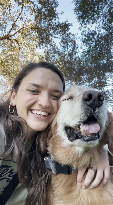 カートに乗せてお散歩するシニア犬と飼い主