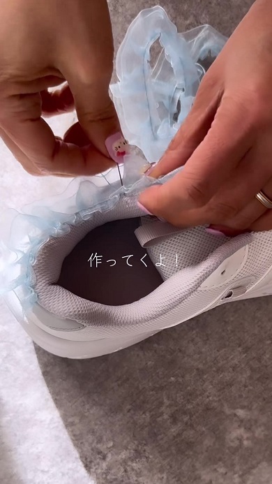 GUのスニーカーを100円ショップの材料でデコレーション