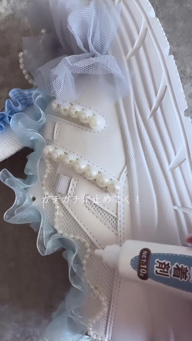 GUのスニーカーを100円ショップの材料でデコレーション