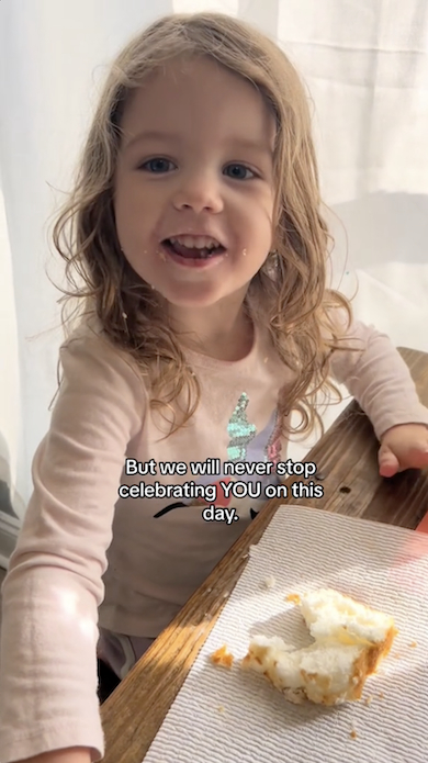 パパの誕生日を祝福する子ども