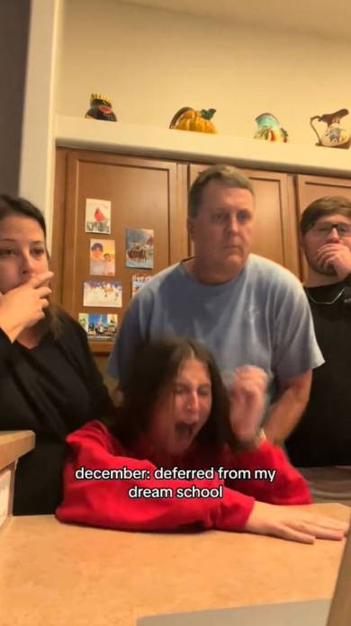 大学からの通知にショックを受ける一家