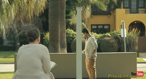 公園に設置されたドアの中へ