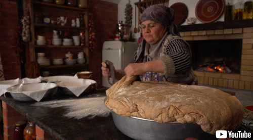 サワードウブレッドを焼くおかあさん