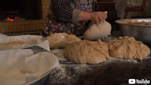 サワードウブレッドを焼くおかあさん