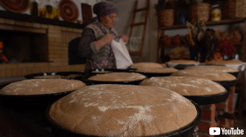 サワードウブレッドを焼くおかあさん