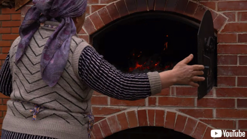 サワードウブレッドを焼くおかあさん