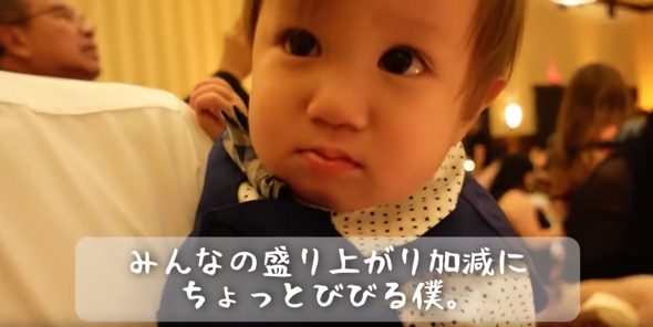 会場の雰囲気に少し驚く息子