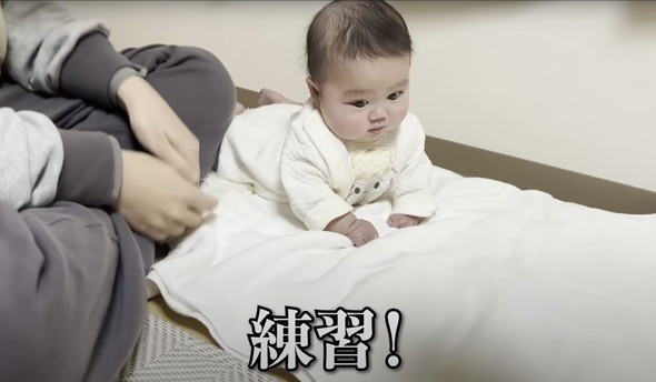 赤ちゃんと柴犬