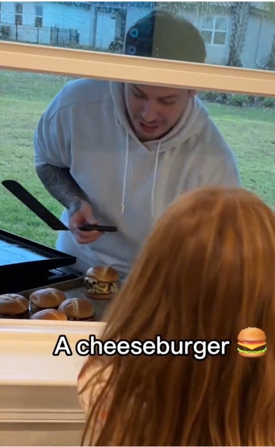 チーズバーガーを注文する娘