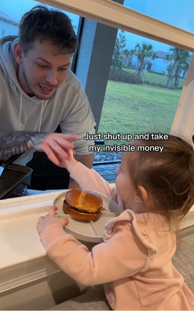 見えないお金を渡す次女