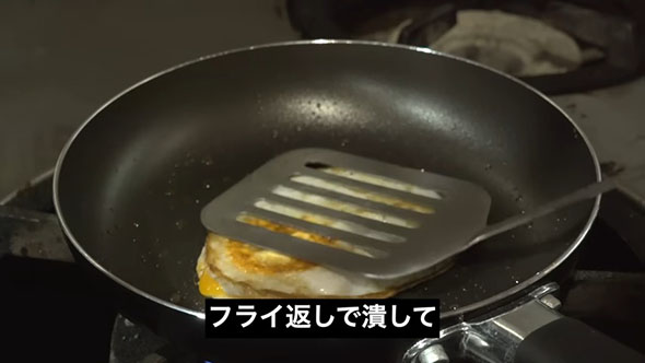 目玉焼きの焼き方比較・焼いているところ