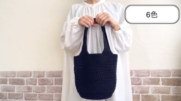 バッグを持った女性