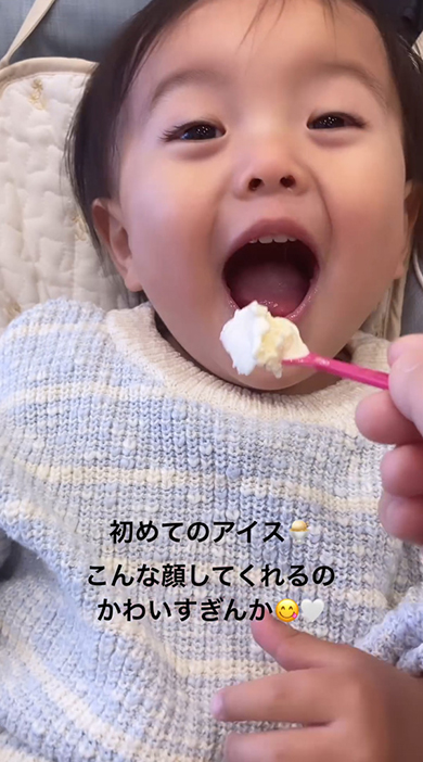 目を開けて大きく口を開ける男の子