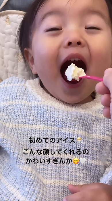 目を閉じて大きく口を開ける男の子