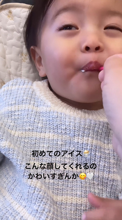 スプーンをくわえる男の子