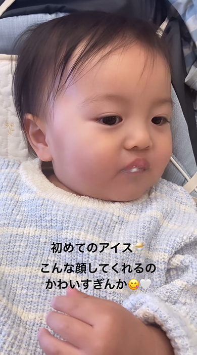 右を向く男の子