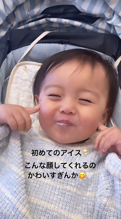 頬に指をあてる男の子