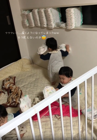 小窓にあったオムツをゲットした三つ子
