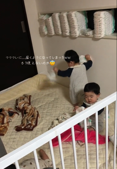 オムツで遊ぶ三つ子