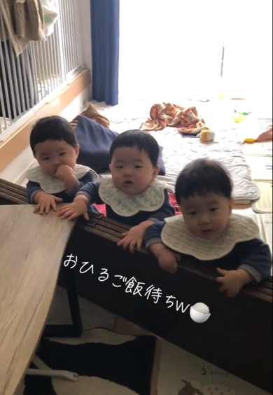 お昼ご飯を待つ三つ子