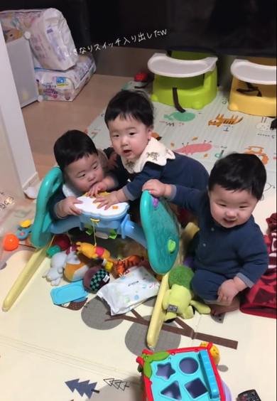 仲良く遊ぶ三つ子