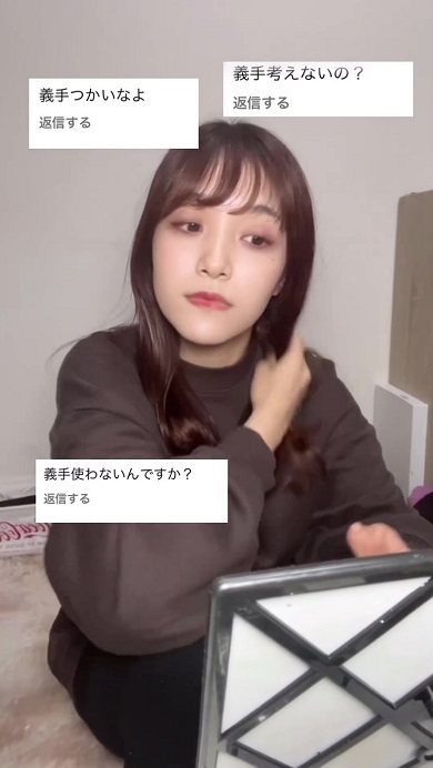 義手は使わないのかとの質問に対して自分の考えを伝える先天性四肢障害の女性