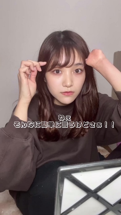 義手は使わないのかとの質問に対して自分の考えを伝える先天性四肢障害の女性