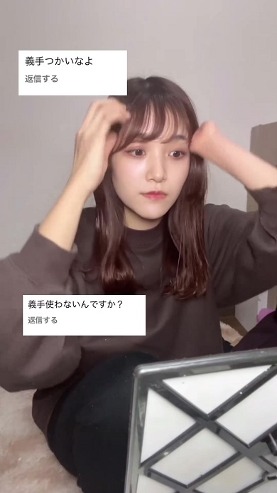 義手は使わないのかとの質問に対して自分の考えを伝える先天性四肢障害の女性