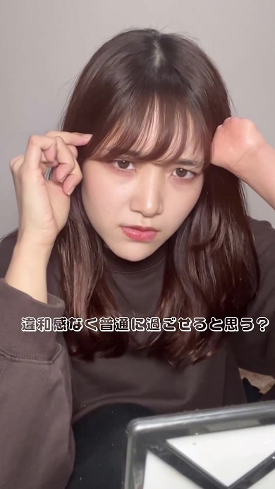 義手は使わないのかとの質問に対して自分の考えを伝える先天性四肢障害の女性